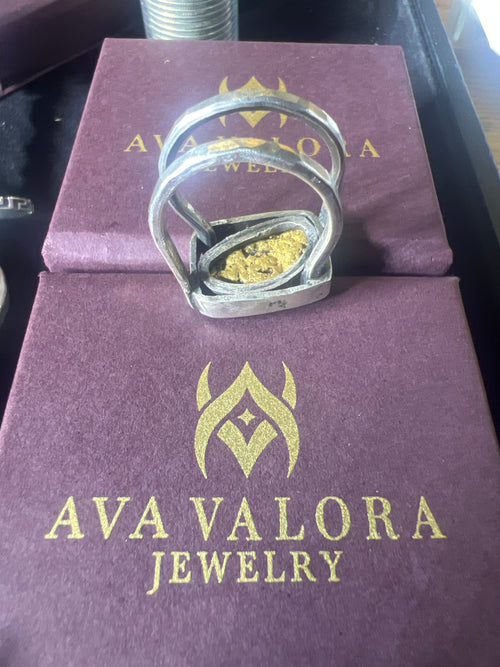 Men’s wedding ring, Sterling silver band with a 4 g gold nugget(Sonoran Desert, natural golden nugget)